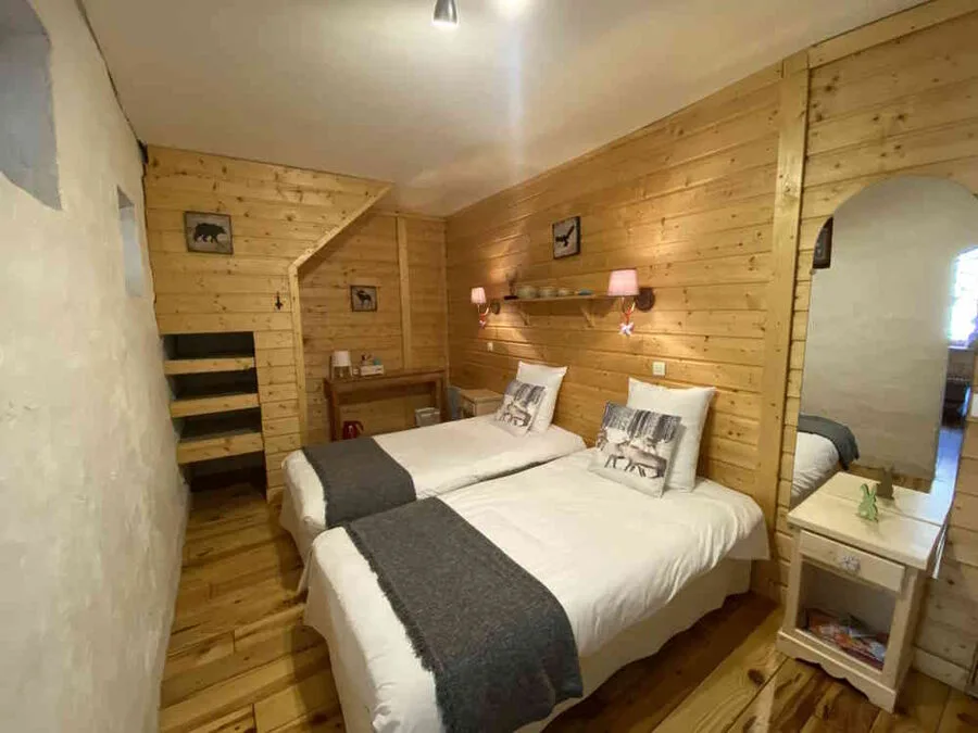 Chambre boisée de l'Auberge de la Forêt, hôtel à Auris-en-Oisans