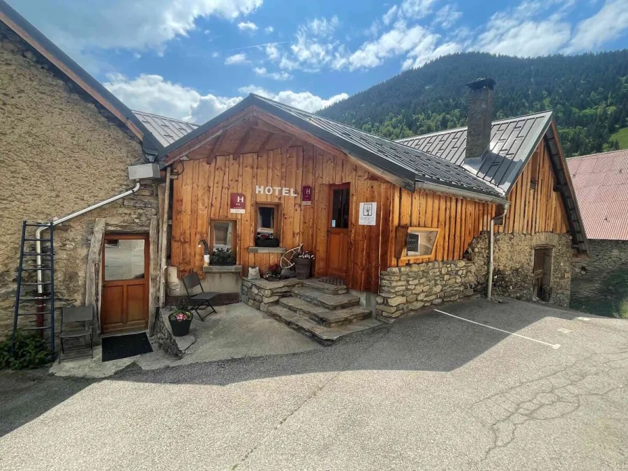 Auberge de la Forêt, hôtel-restaurant 3 étoiles à Auris-en-Oisans — point de location moto envie2rouler