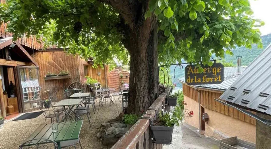 Terrasse de l'Auberge de la Forêt à Auris-en-Oisans