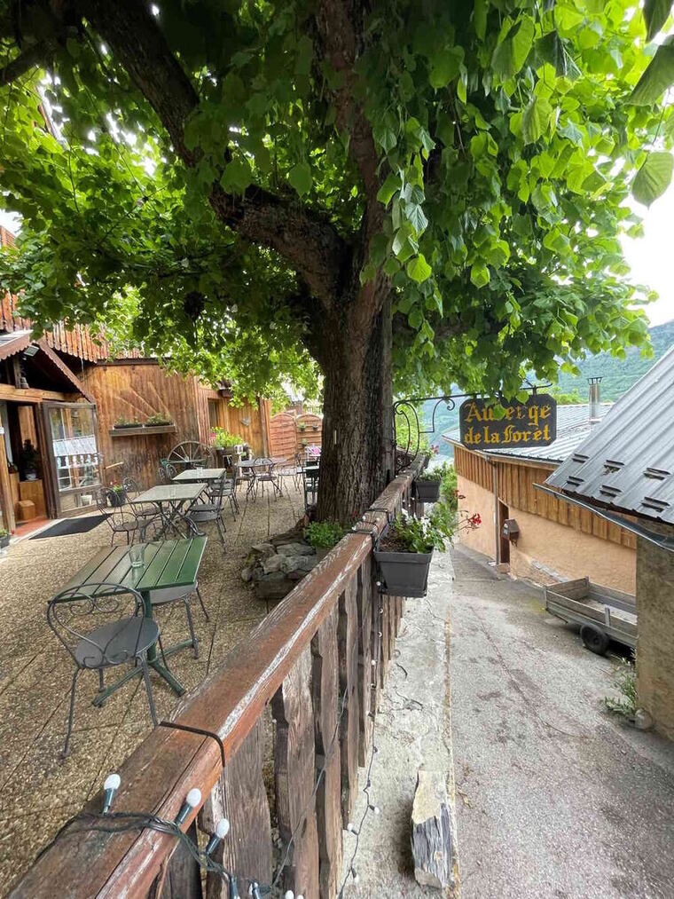 Terrasse de l'Auberge de la Forêt à Auris-en-Oisans