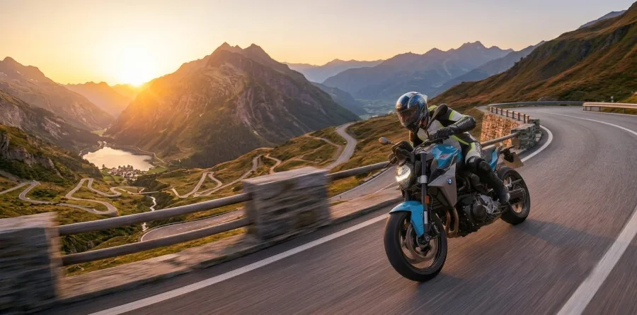 Moto sur un col de l’Oisans au coucher du soleil — location moto Auris-en-Oisans, Alpe d’Huez