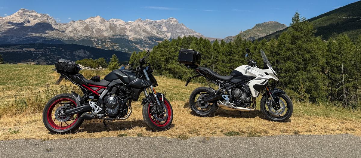 Suzuki GSX-8S et Triumph Tiger Sport 660 devant les crêtes du Dévoluy, sur la boucle Alpes-Piémont