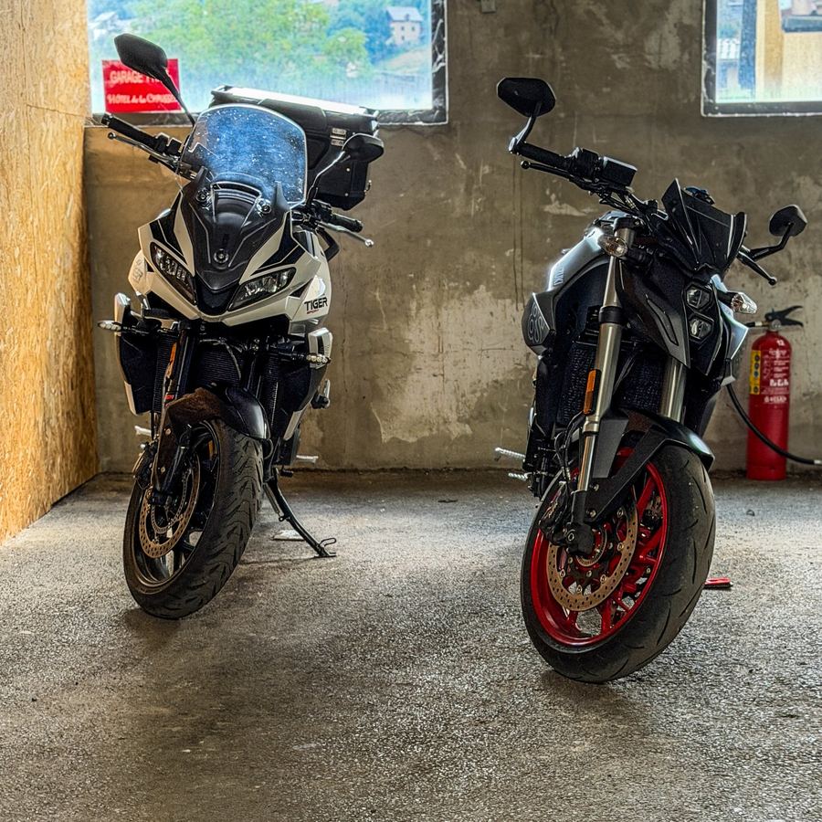 Deux motos garées dans le garage fermé de l'hôtel à Briançon