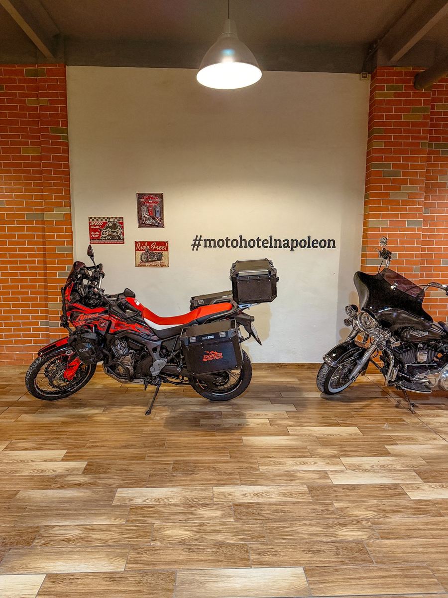 Garage à motos intérieur de l'Hotel Napoleon à Suse avec le mot-dièse motohotelnapoleon