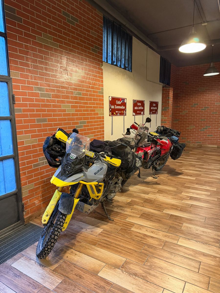 Motos de voyage rangées à l'intérieur de l'Hotel Napoleon