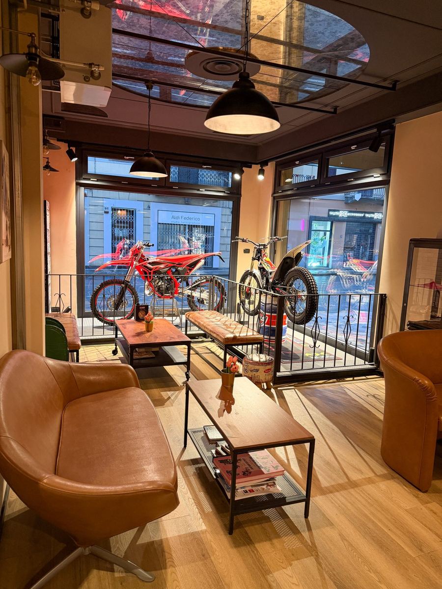 Salon de l'Hotel Napoleon avec deux motos de compétition exposées
