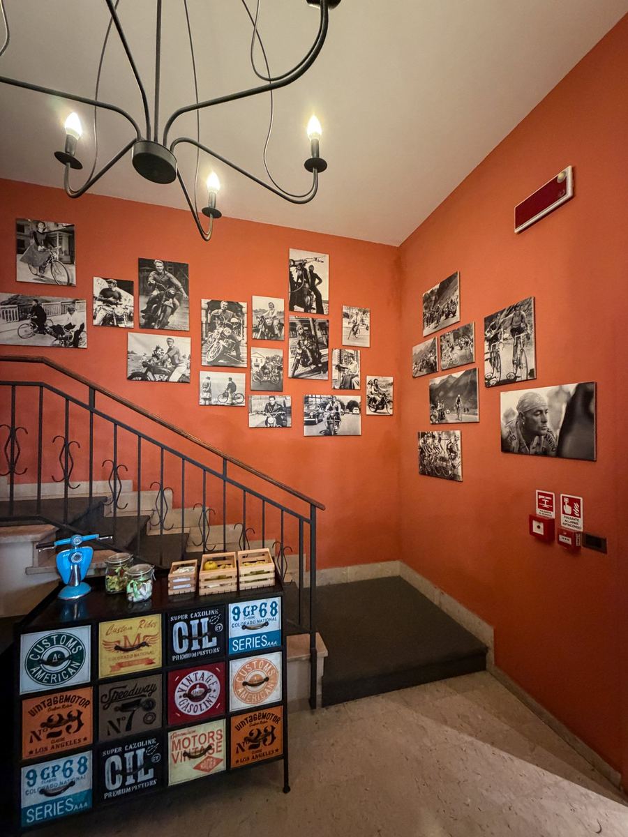Escalier de l'Hotel Napoleon décoré de photos de course moto