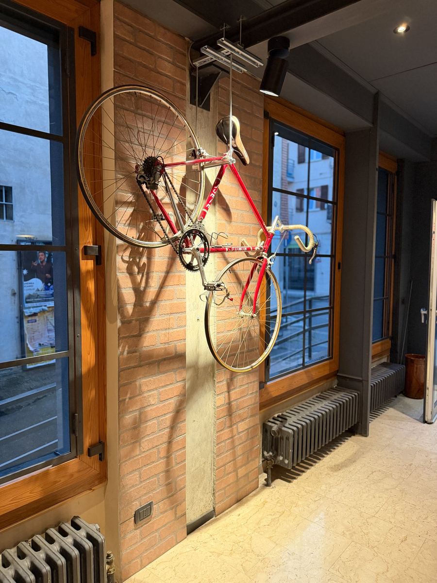 Vélo de route accroché au mur d'un couloir de l'Hotel Napoleon