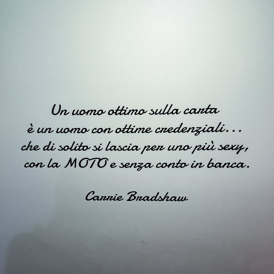 Citation encadrée sur la moto dans un couloir de l'Hotel Napoleon