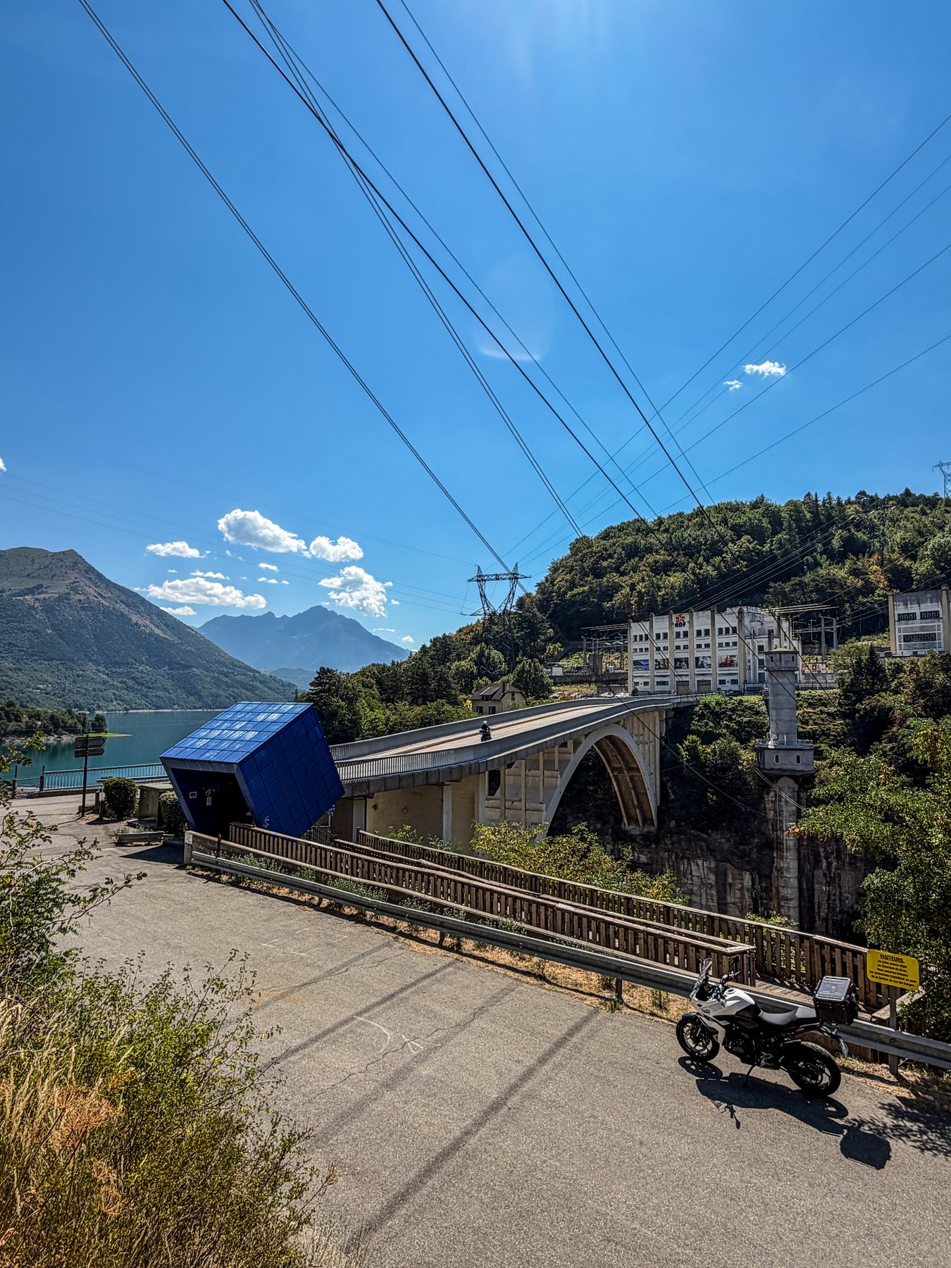 Le pont-arc du barrage du Sautet et l'espace d'information EDF