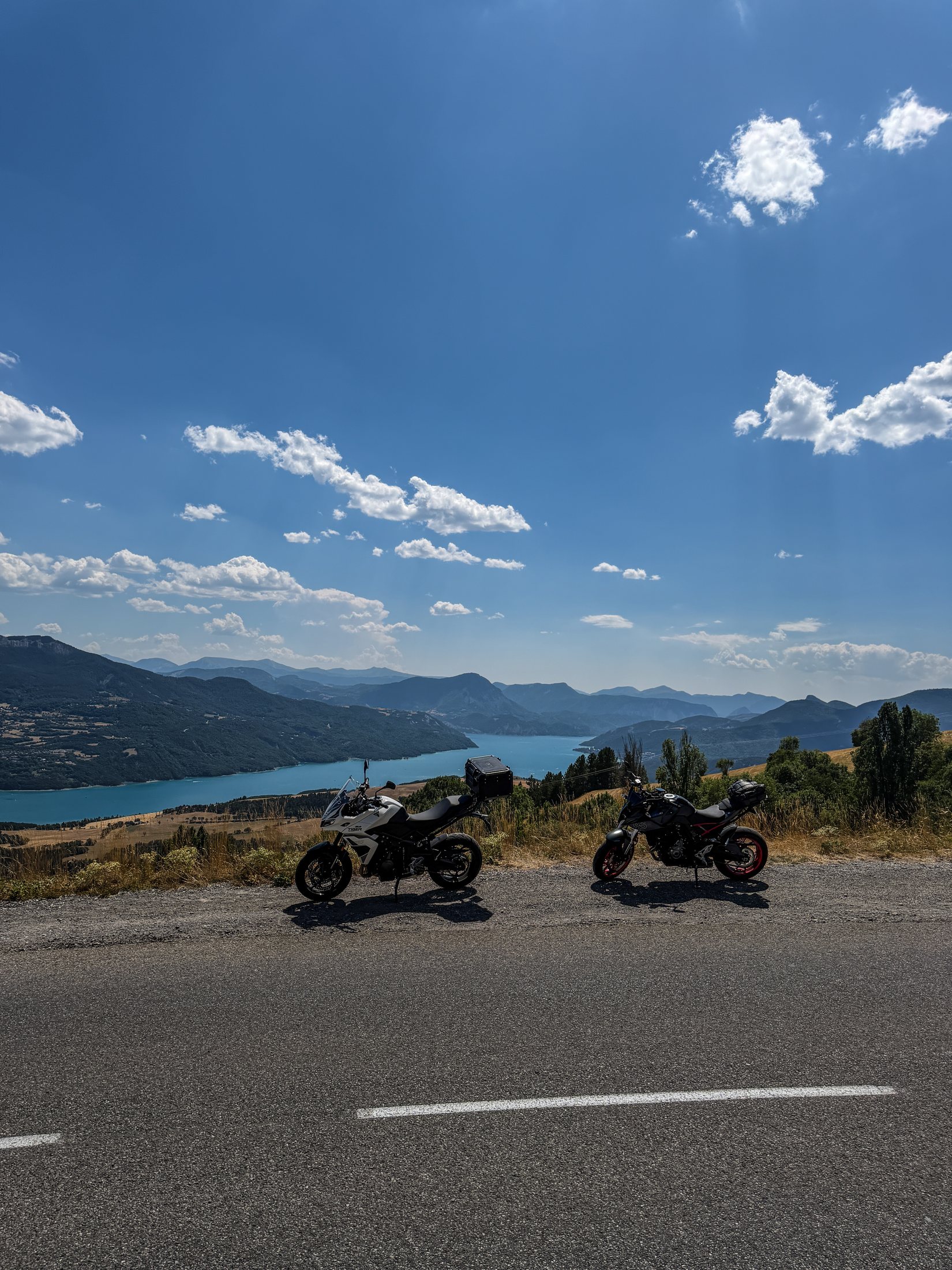 Deux motos envie2rouler au balcon du lac de Serre-Ponçon