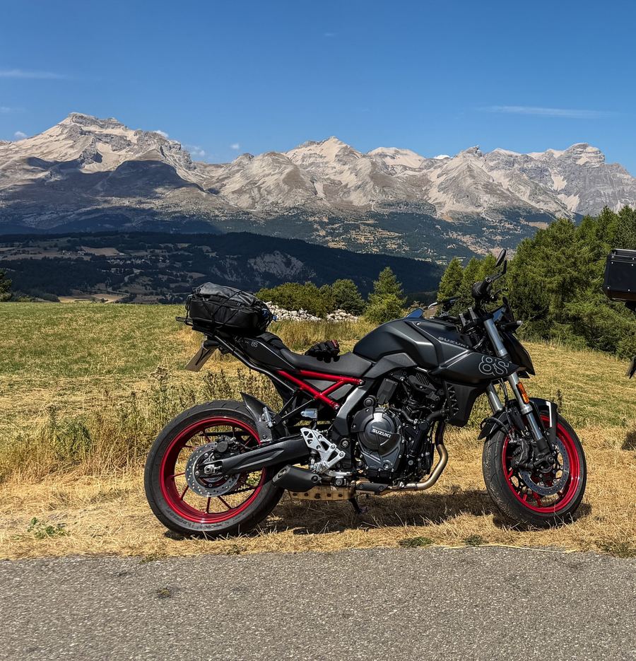 Suzuki GSX-8S vue de profil devant le massif du Dévoluy