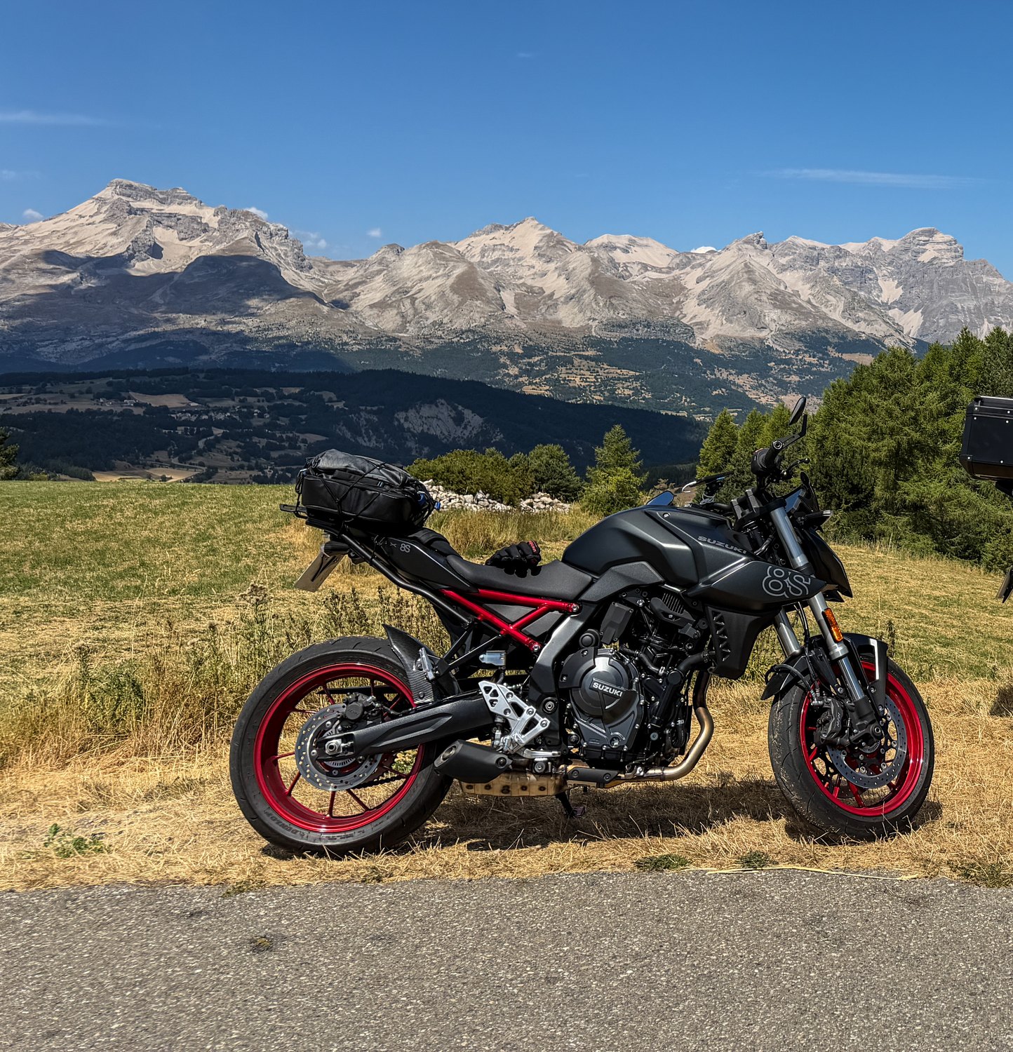 La Suzuki GSX-8S de notre flotte, sur la route du col Agnel.