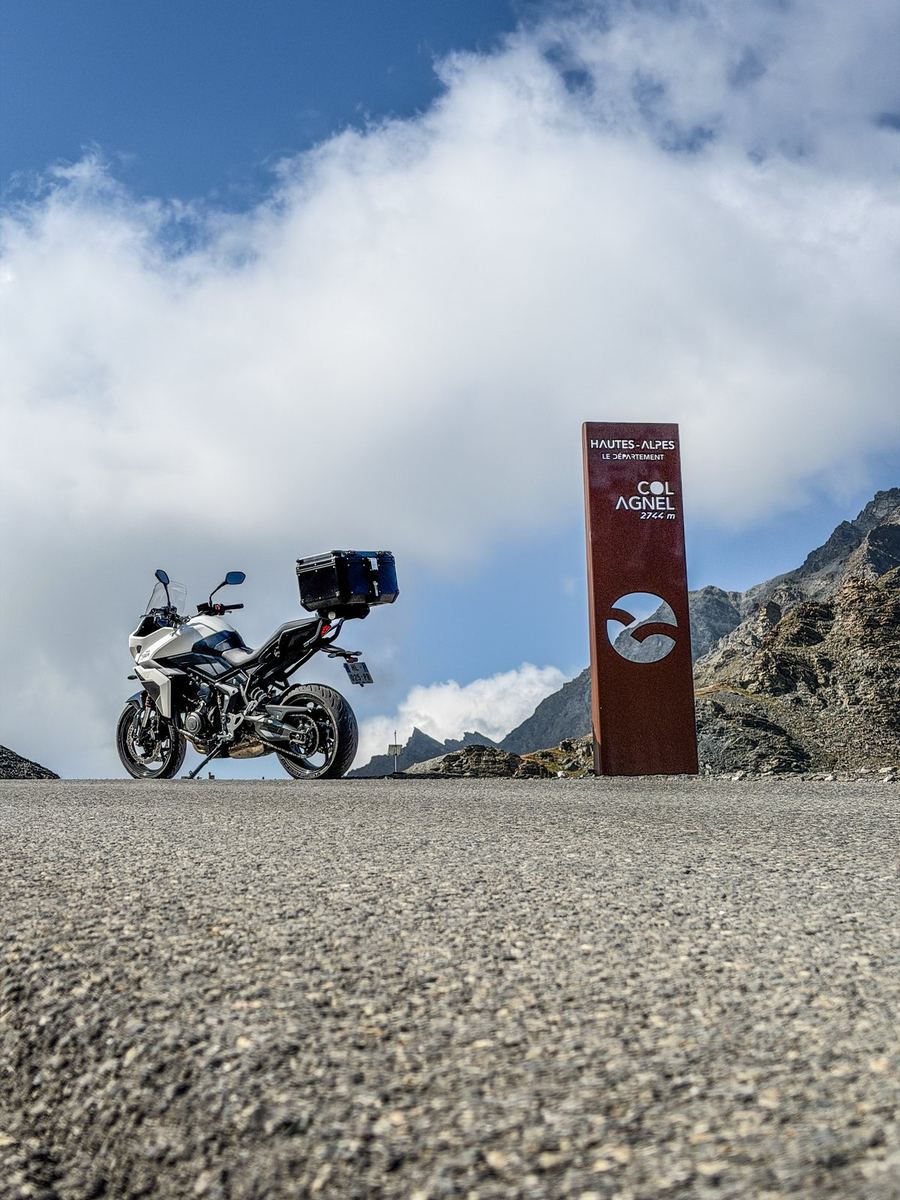 Triumph Tiger Sport 660 vue de profil au col Agnel