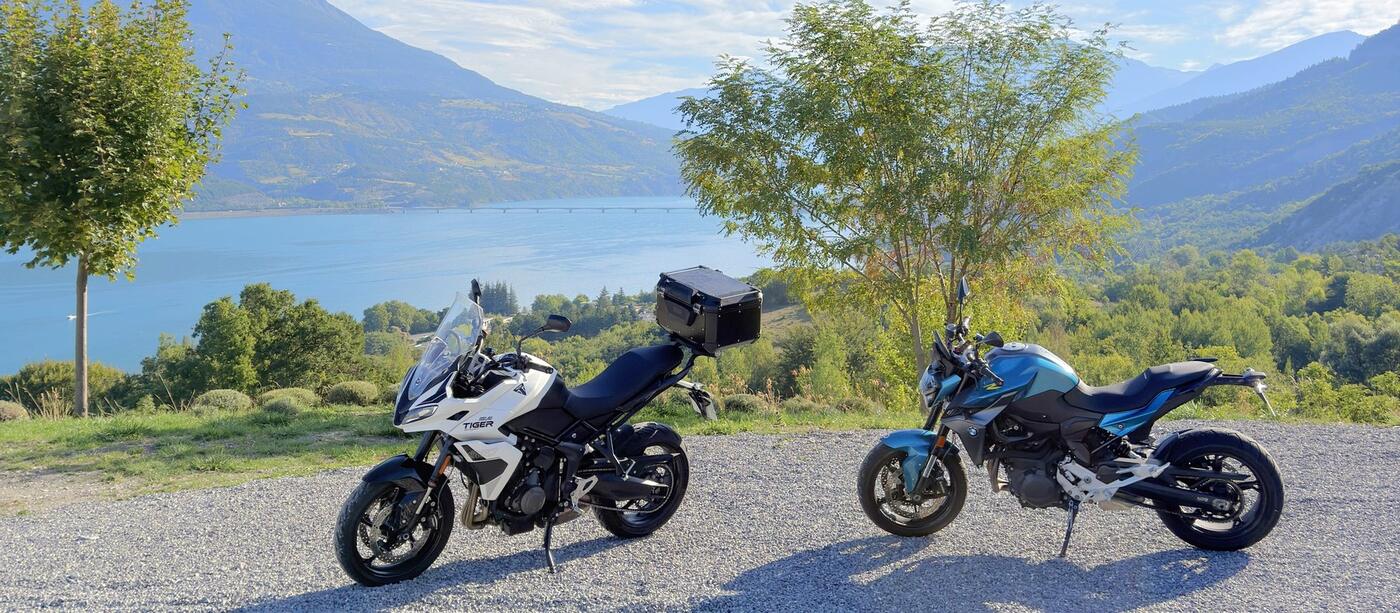 La Triumph Tiger Sport 660 et la BMW F 900 R face au lac de Serre-Ponçon, au col de Pontis