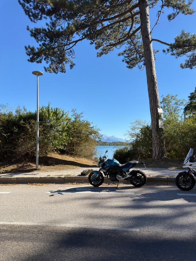 Deux motos garées sous les pins au bord du lac de Laffrey