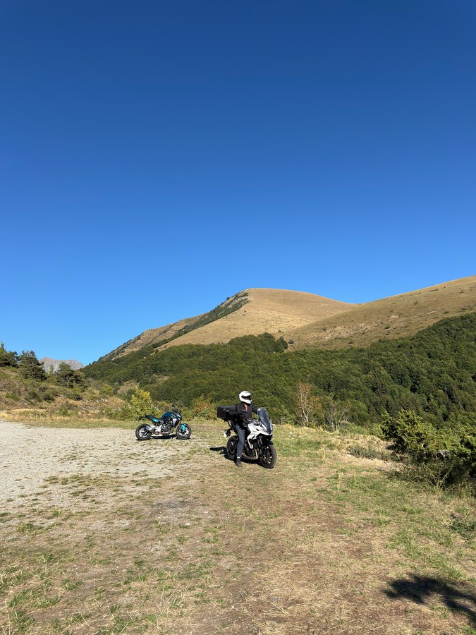 Deux motos sur le replat herbeux du col de Parquetout