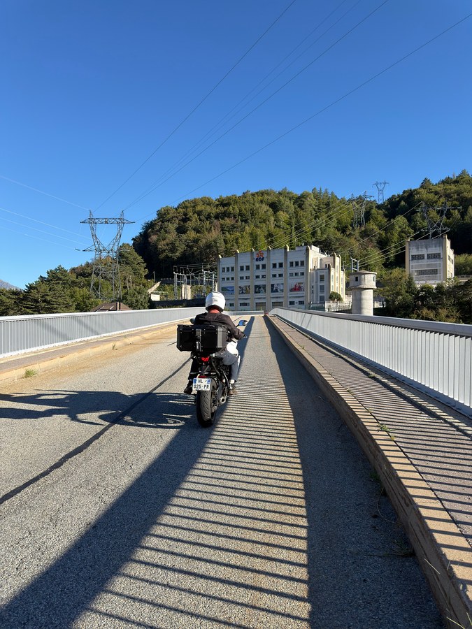 Moto sur le pont du barrage du Sautet au-dessus des gorges du Drac