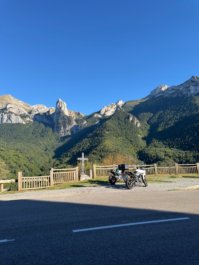 Deux motos au belvédère à la croix, face aux aiguilles du Dévoluy