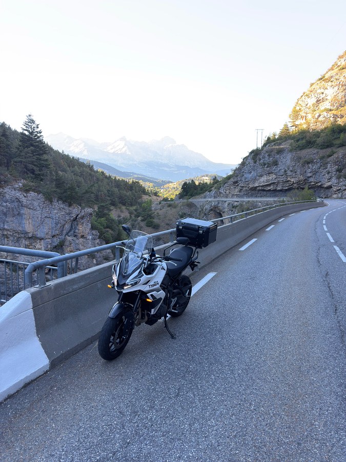 Moto sur la route en corniche des gorges, sous le col du Noyer