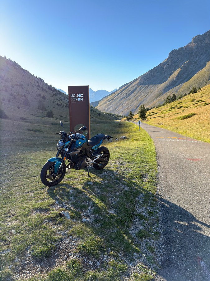 Moto au sommet du col du Noyer dans la lumière rasante du soir