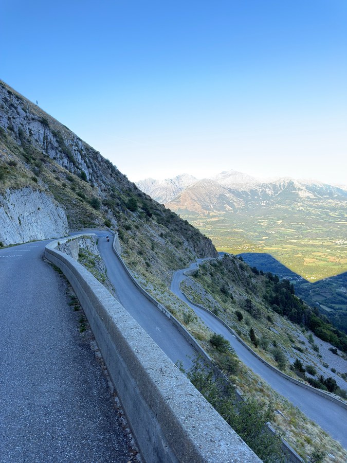 Les lacets de la descente du col du Noyer vus d'en haut