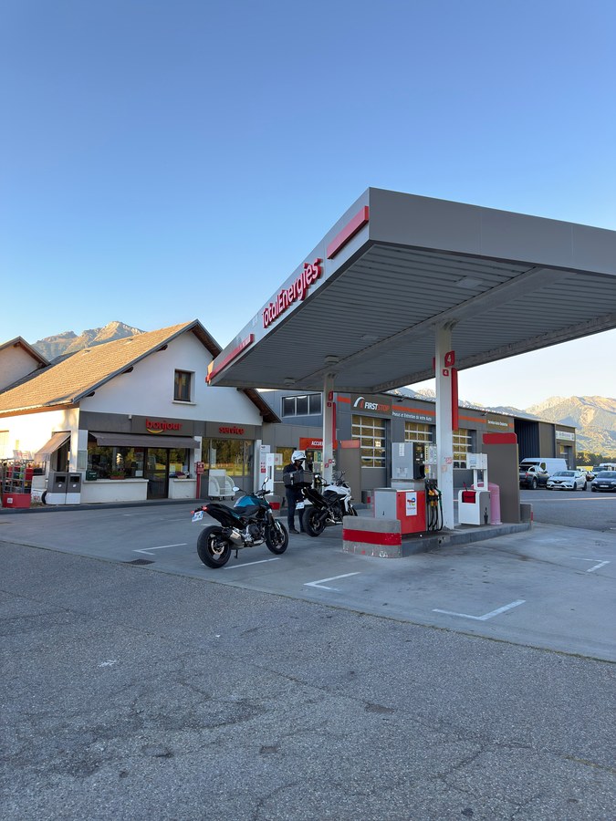 Motos à la station-service du Champsaur