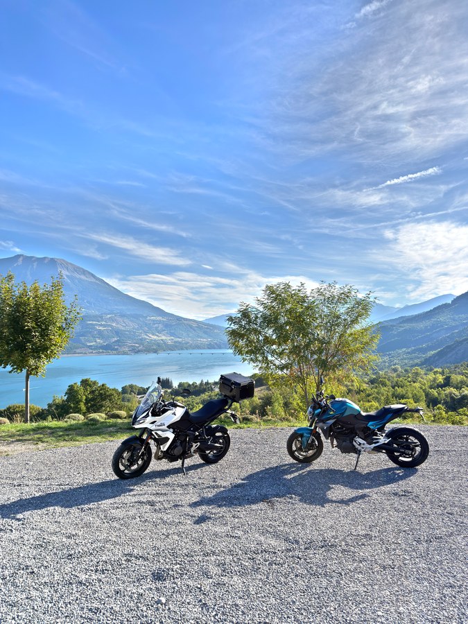 Deux motos garées face au lac de Serre-Ponçon au petit matin