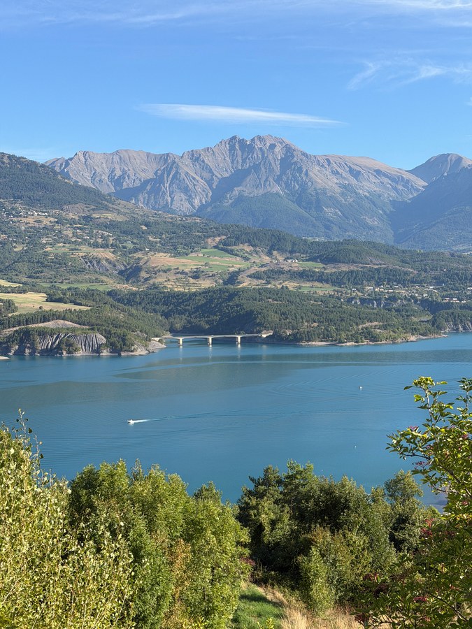 Le lac de Serre-Ponçon et le pic de Morgon depuis la route du col de Pontis