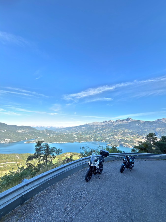 Deux motos garées dans un virage dominant le lac de Serre-Ponçon