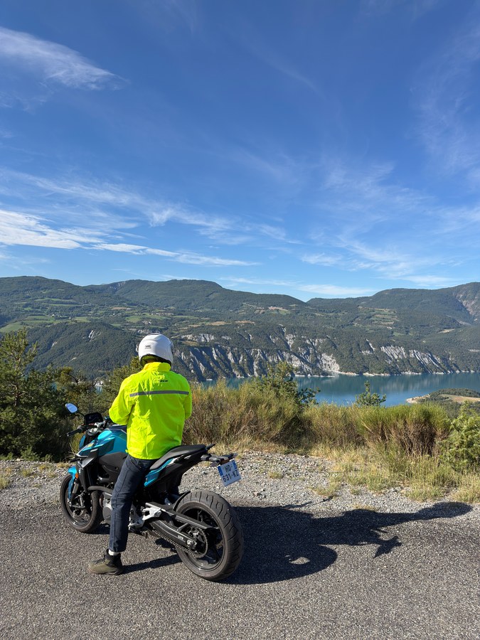 Triumph Tiger Sport garée face au lac de Serre-Ponçon