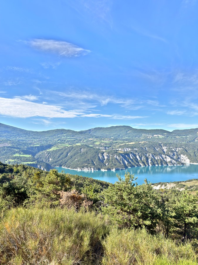 Pilote sur sa BMW F 900 R face au lac de Serre-Ponçon