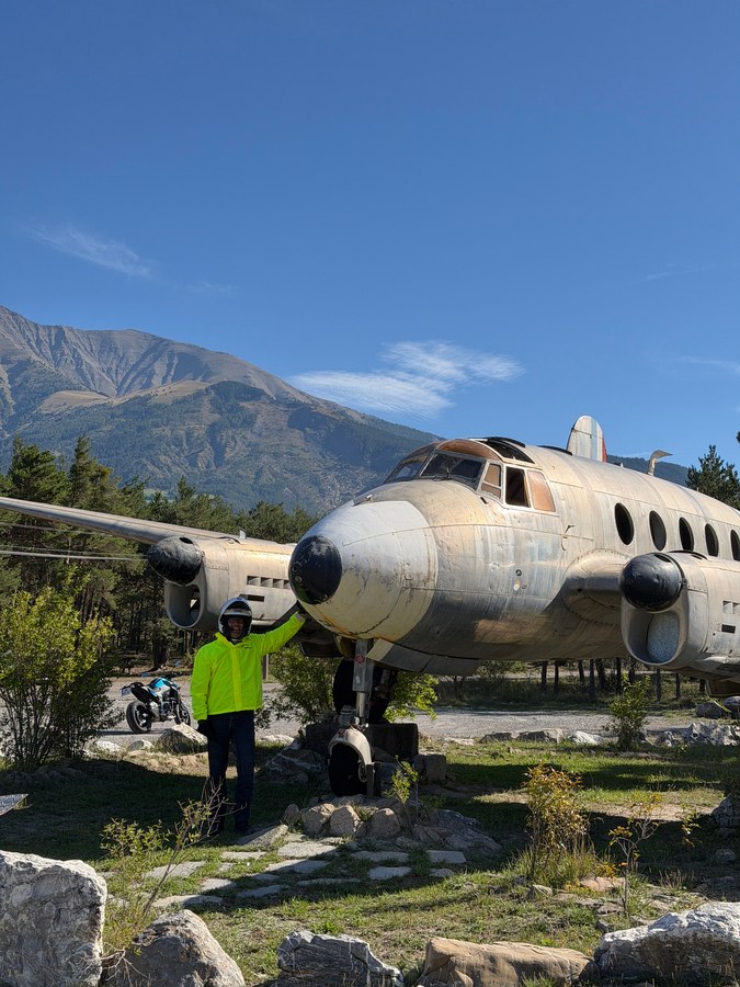Pilote posant devant l'avion de Saint-Pons