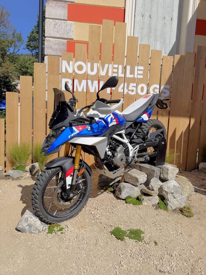 La nouvelle BMW F 450 GS exposée sur le stand du Motofestival de Barcelonnette