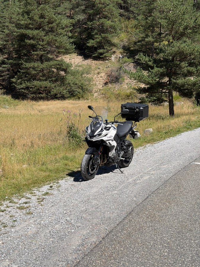 Triumph Tiger garée au bord de la route de la haute Ubaye