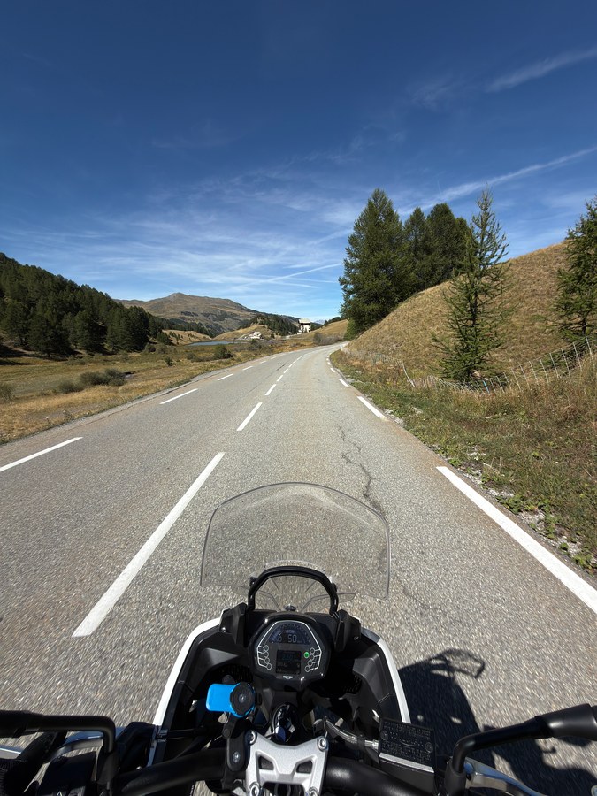 La route du col de Vars vue depuis le guidon, à 2 000 mètres