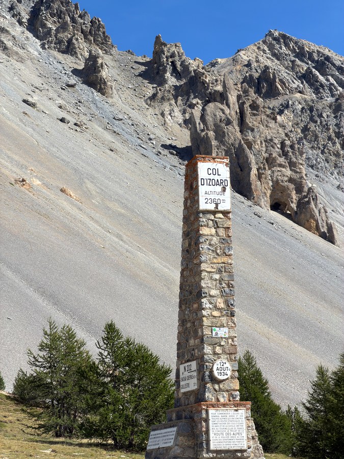 La borne du col d'Izoard, altitude 2 360 mètres, devant les pitons de la Casse Déserte