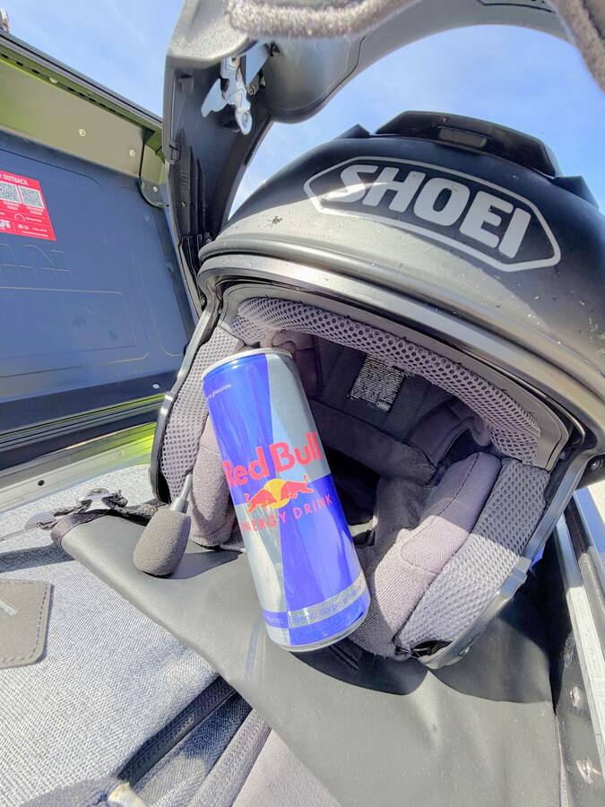 Casque de moto et canette Red Bull posés sur le top-case, au col d'Izoard