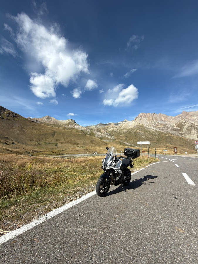 Triumph Tiger garée au col du Lautaret, à 2 058 mètres