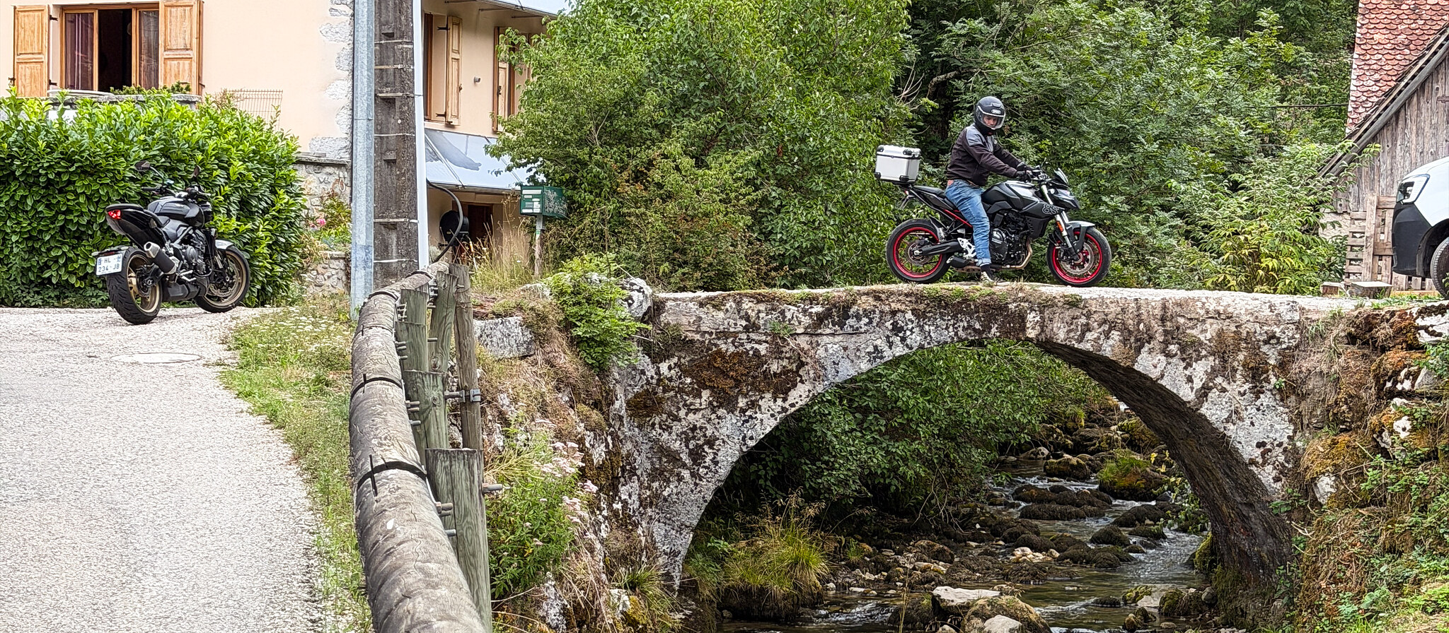 Moto envie2rouler franchissant le vieux pont de pierre du Guiers Vif, à Saint-Même-d'en-Bas
