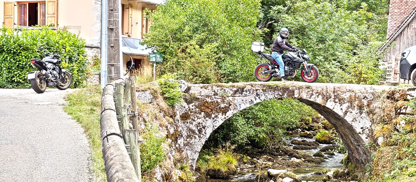 Moto envie2rouler franchissant le vieux pont de pierre du Guiers Vif, à Saint-Même-d'en-Bas