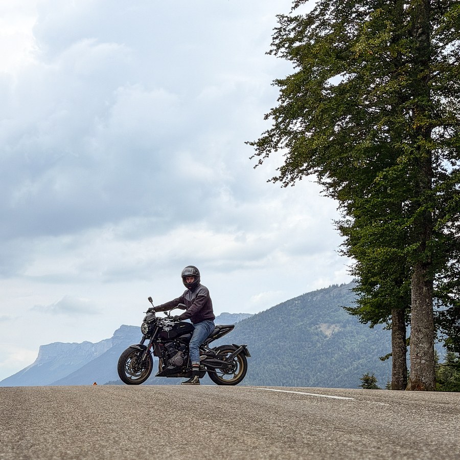 Moto arrêtée au col du Cucheron, la barre du Granier au fond