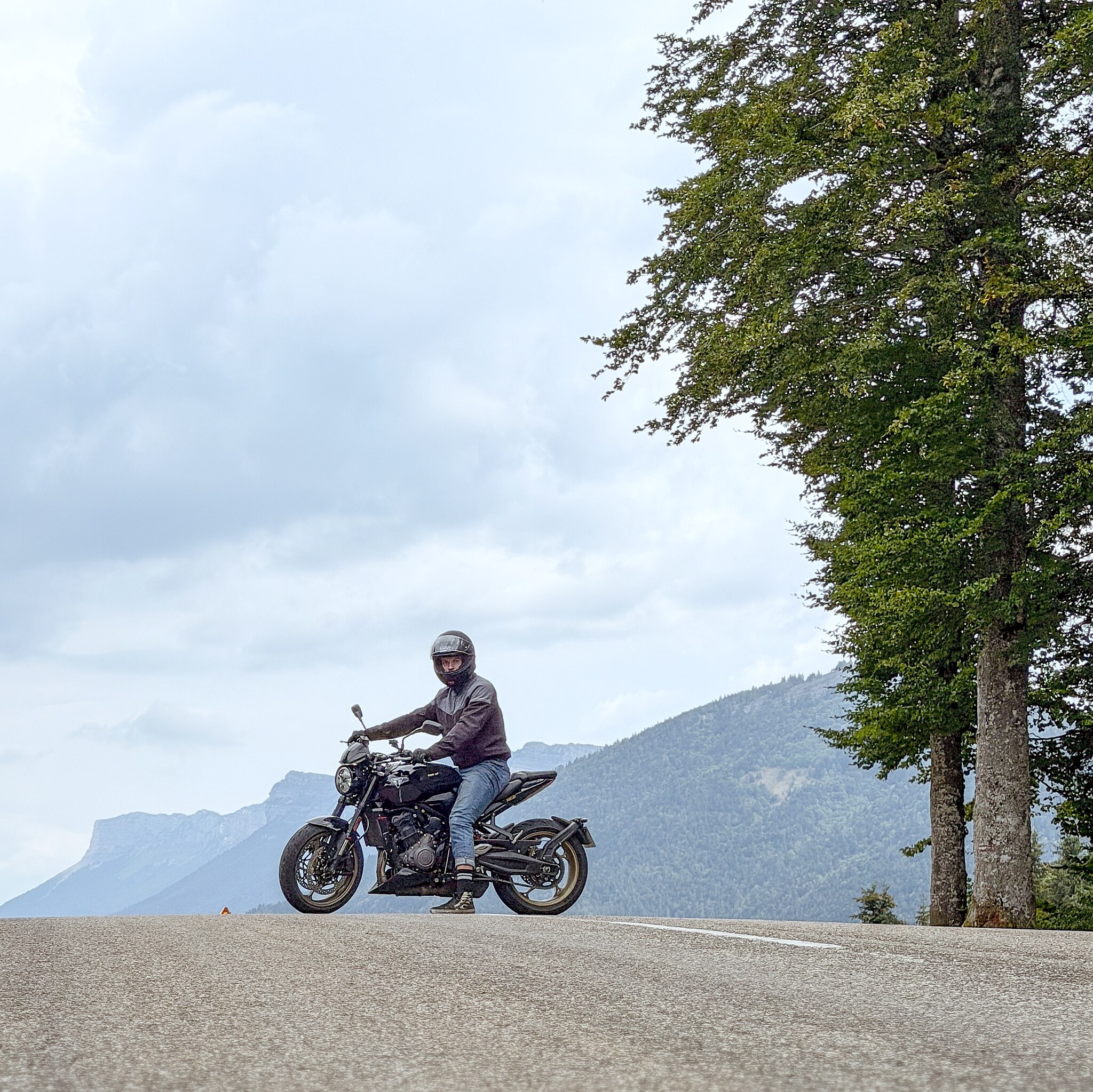 Moto arrêtée au col du Cucheron, la barre du Granier au fond