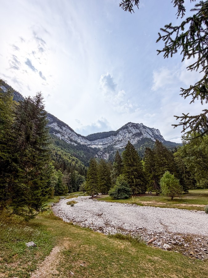 Les parois calcaires du cirque de Saint-Même au-dessus du lit du Guiers Vif