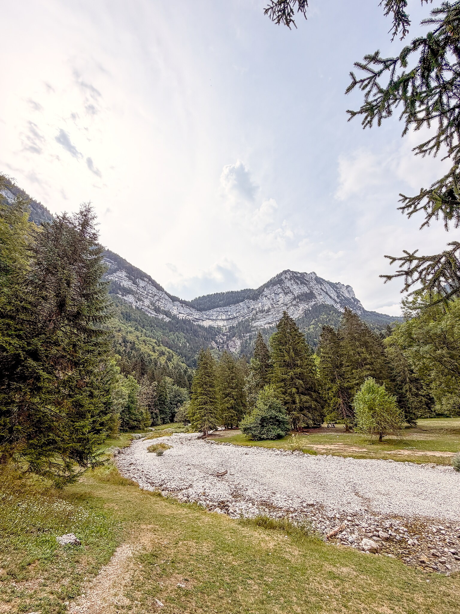 Les parois calcaires du cirque de Saint-Même au-dessus du lit du Guiers Vif