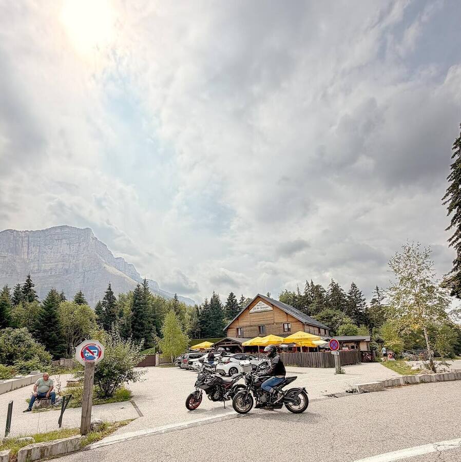Deux motos au col du Granier, sous la face nord du mont Granier