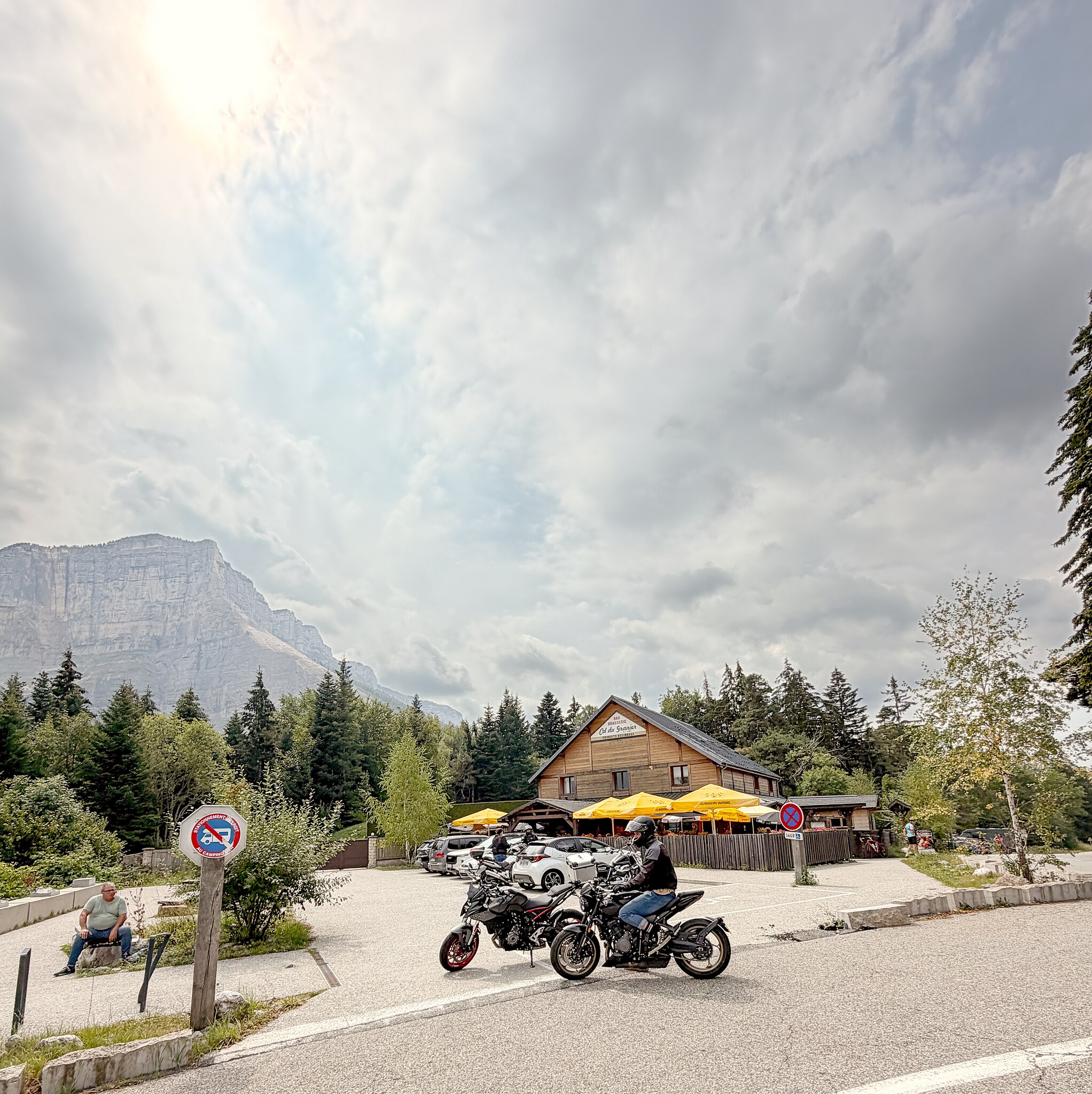 Deux motos au col du Granier, sous la face nord du mont Granier