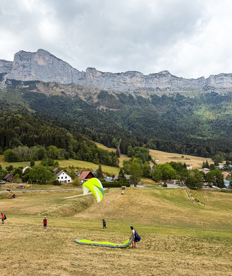 Parapentistes au décollage sud de Saint-Hilaire, adossé aux falaises de Chartreuse