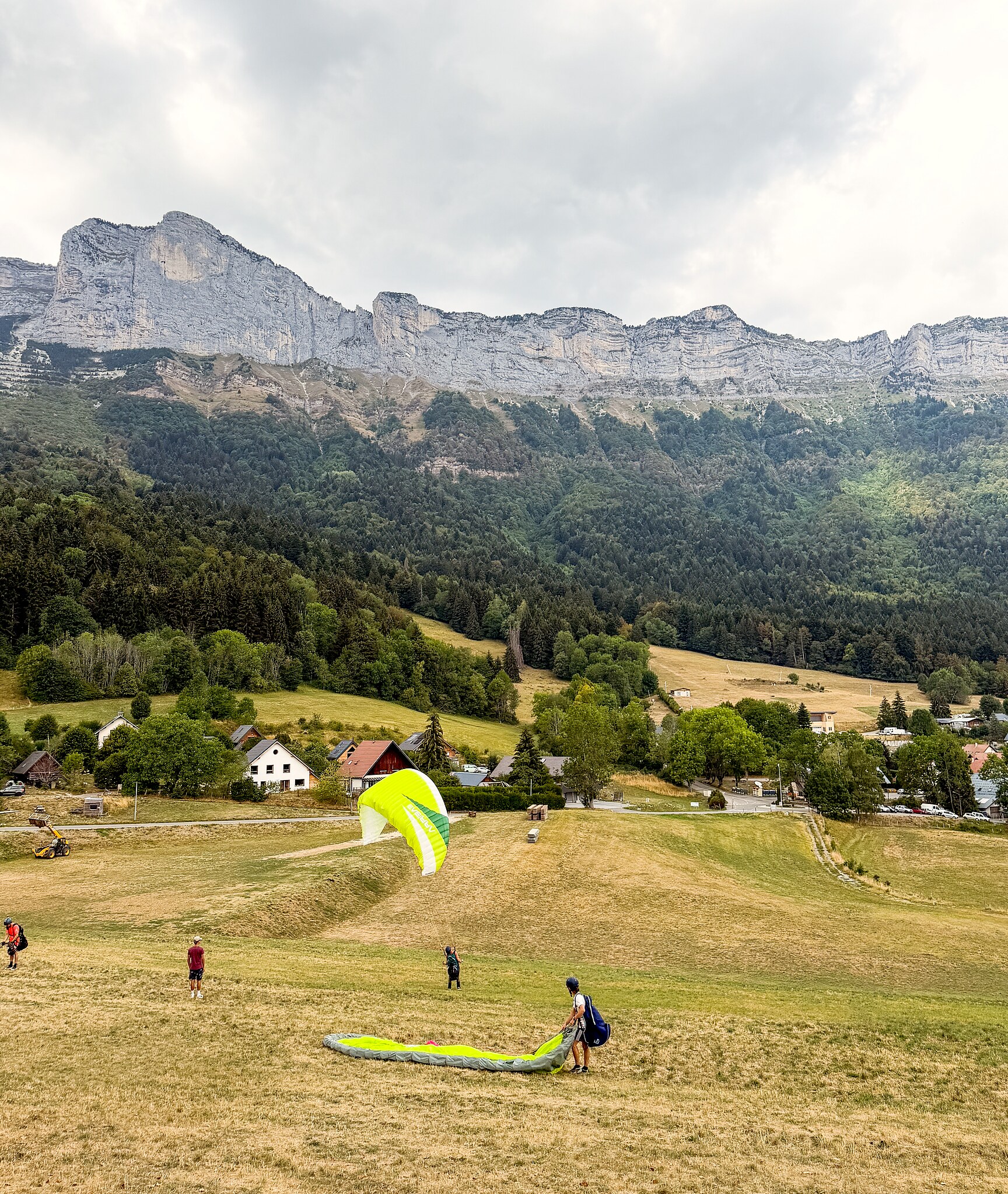 Parapentistes au décollage sud de Saint-Hilaire, adossé aux falaises de Chartreuse
