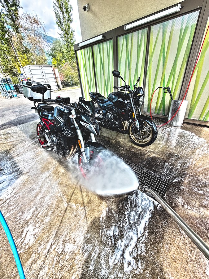 Les deux motos au nettoyeur haute pression après la balade